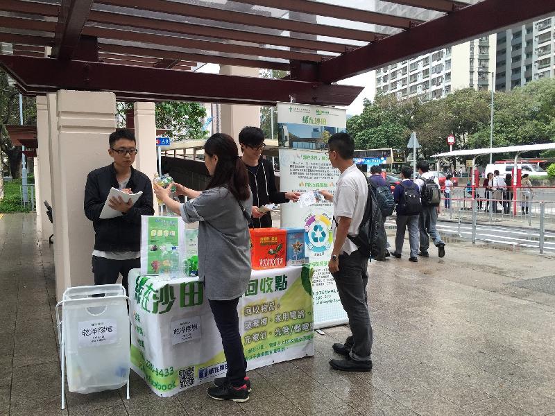 The Sha Tin Community Green Station is stepping up logistical support for recycling of clean plastic bottles. When the quantity of collected plastic bottles temporarily stored in the facility reaches a certain amount, the waste is delivered to suitable outlets for proper treatment and recycling into useful materials.
