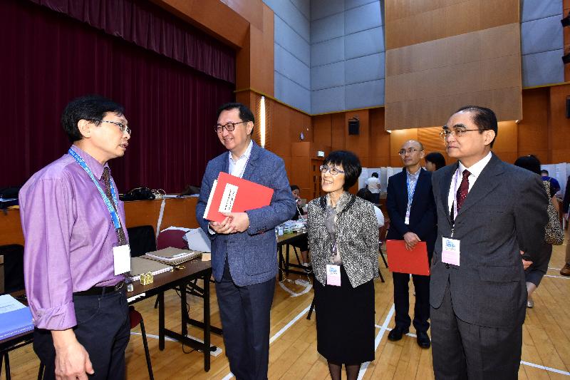 The Chairman of the Electoral Affairs Commission, Mr Justice Barnabas Fung Wah (second left), Commission members Mr Arthur Luk, SC (first right) and Professor Fanny Cheung (third left), visit the polling station at Quarry Bay Community Hall this morning (September 4) to inspect the operation of the 2016 Legislative Council General Election polling station. They are briefed by the Presiding Officer.