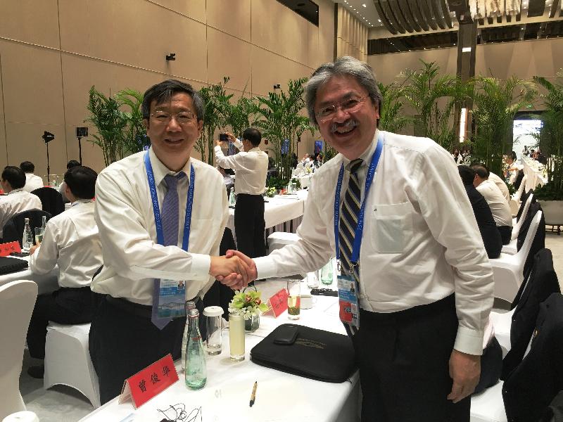 The Financial Secretary, Mr John C Tsang (right), today (September 4) talks to Mr Yi Gang, Deputy Governor of People’s Bank of China at the Group of Twenty Leaders' Summit in Hangzhou.