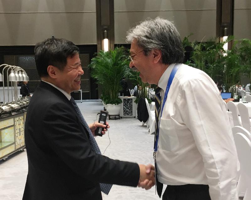 財政司司長曾俊華（右）今日（九月四日）在杭州出席二十國集團領導人峰會時與財政部副部長朱光耀交談。

