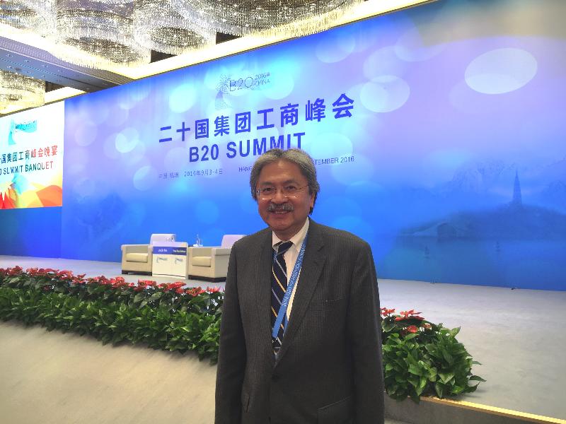 財政司司長曾俊華昨日（九月三日）在杭州，以中華人民共和國代表團成員身分出席二十國集團工商峰會。