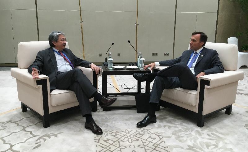 The Financial Secretary, Mr John C Tsang (left), today (September 5) meets with the Minister for Finance of Canada, Mr Bill Morneau, in Hangzhou to exchange views on the global economy.