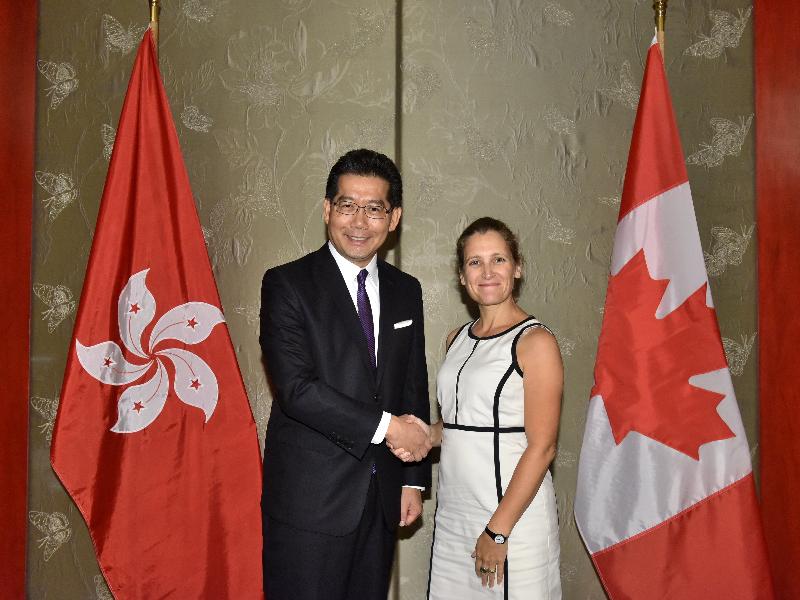 商務及經濟發展局局長蘇錦樑（左）今日（九月六日）與訪港的加拿大國際貿易部部長Chrystia Freeland會面。