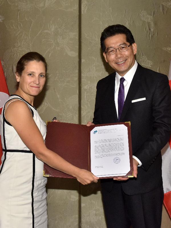 商務及經濟發展局局長蘇錦樑（右）今日（九月六日）將通報文件交予加拿大國際貿易部部長Chrystia Freeland，標誌香港與加拿大的促進和保護投資協定正式生效。