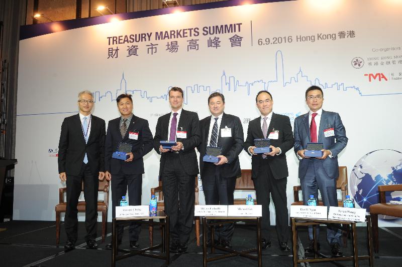 The Treasury Markets Summit 2016, jointly organised by the Hong Kong Monetary Authority (HKMA) and the Treasury Markets Association (TMA), was held today (September 6) in Hong Kong. The Senior Executive Director of the HKMA and Chairman of the TMA Executive Board, Mr Howard Lee (first left), presented souvenirs to speakers of the panel "The new normal in treasury markets". The panel was moderated by the Managing Director and Head of Investments, Chief Investment Office, Asia Pacific of JPMorgan Chase Bank, National Association, Mr Rayson Chung (second left). The panellists were the Senior Portfolio Manager, Bank for International Settlements Asian Office, Mr Miklos Endreffy (third left); the Head of FX Market Development - Asia Pacific, Thomson Reuters, Mr Michael Go  (third right); the Deputy APAC Head of Compliance and APAC Head of FX and Swap Dealer Compliance, Global Markets, State Street Bank and Trust Company, Mr David Ngai (second right); and the Managing Director, Head of Balance Sheet Management Hong Kong, Global Banking and Markets, Hongkong and Shanghai Banking Corporation Limited, Mr Bryan Wong (first right).