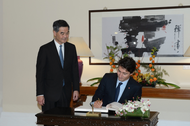 行政長官梁振英（左）今日（九月六日）在禮賓府與訪港的加拿大總理賈斯廷‧杜魯多會面。圖示杜魯多在禮賓府的貴賓冊上簽名留念。