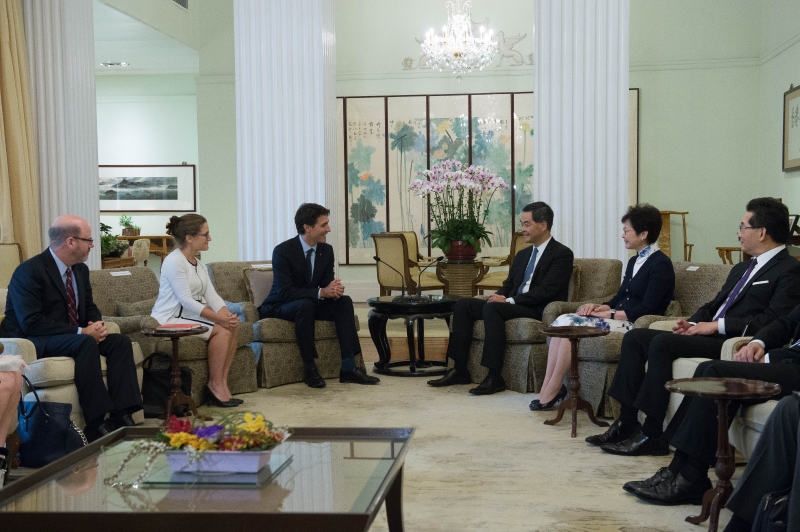 The Chief Executive, Mr C Y Leung (third right), meets the visiting Prime Minister of Canada, Mr Justin Trudeau (third left), at Government House today (September 6) to exchange views on issues of mutual concern. Also present are the Chief Secretary for Administration, Mrs Carrie Lam (second right), and the Secretary for Commerce and Economic Development, Mr Gregory So (first right).