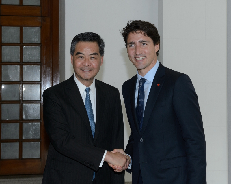 The Chief Executive, Mr C Y Leung (left), meets the visiting Prime Minister of Canada, Mr Justin Trudeau, at Government House today (September 6).
