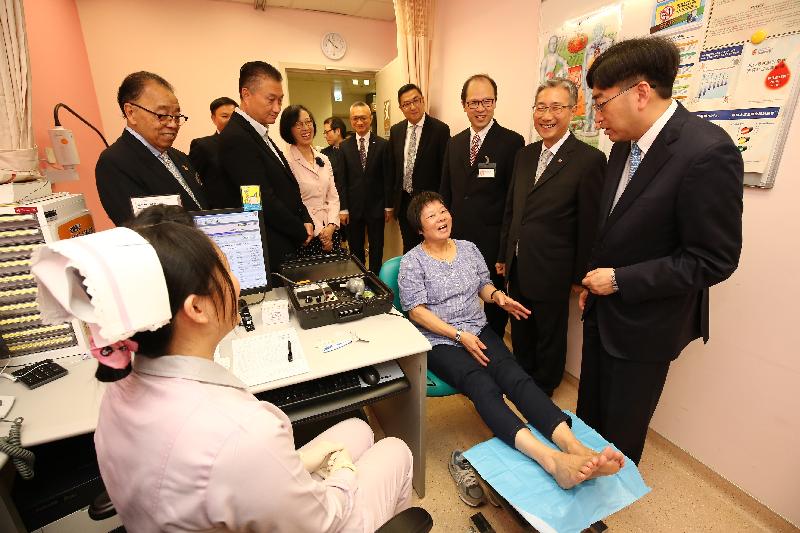 The Secretary for Food and Health, Dr Ko Wing-man (first right), accompanied by the Hospital Authority Chairman, Professor John Leong (second right), this afternoon (September 7) views the diabetic assessment procedure for a patient at Kwun Tong Community Health Centre.