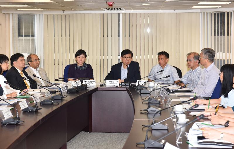 The Controller of the Centre for Health Protection (CHP) of the Department of Health, Dr Leung Ting-hung (centre), today (September 7) chairs a meeting of the Interdepartmental Coordinating Committee on Mosquito-borne Diseases. Also attending are the Consultant Community Medicine (Communicable Disease) of the CHP, Dr Chuang Shuk-kwan (sixth right), and the Pest Control Officer In-charge of the Food and Environmental Hygiene Department, Mr Lee Ming-wai (fourth right).