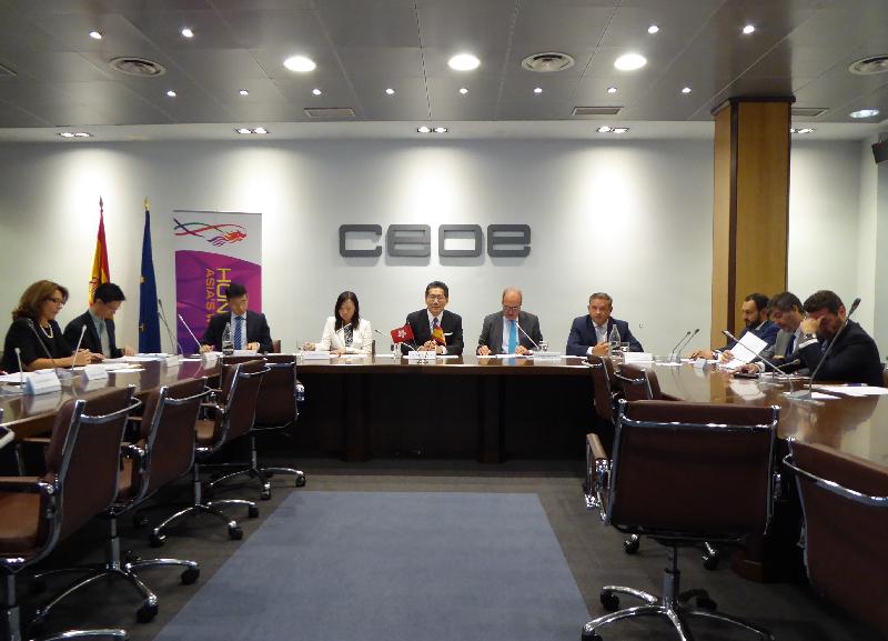 The Secretary for Commerce and Economic Development, Mr Gregory So (fifth left), started his duty visit in Madrid, Spain, today (September 7, Madrid time). Photo shows Mr So speaking at a breakfast meeting with CEOE, a major Spanish business association. He invited more Spanish companies to come to Hong Kong and make full use of its advantages in tapping the massive Belt and Road markets.