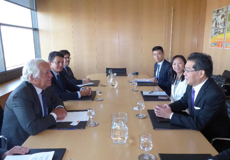 The Secretary for Commerce and Economic Development, Mr Gregory So (first right), meets with the High Commissioner of the Ministry of Foreign Affairs and Cooperation, Mr Carlos Espinosa de los Monteros (first left), in Madrid, Spain today (September 7, Madrid time) to exchange views on promoting co-operation between Hong Kong and Spain.