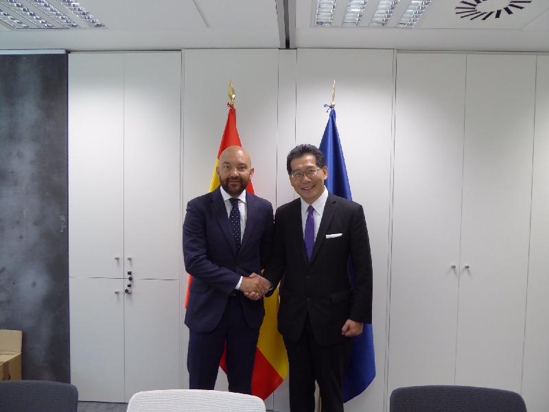 The Secretary for Commerce and Economic Development, Mr Gregory So (right), meets with the Secretary of State for Commerce of the Ministry of Economy and Competition of Spain, Mr Jaime Garcia-Legaz, in Madrid today (September 7, Madrid time) to discuss bilateral trade and economic issues.