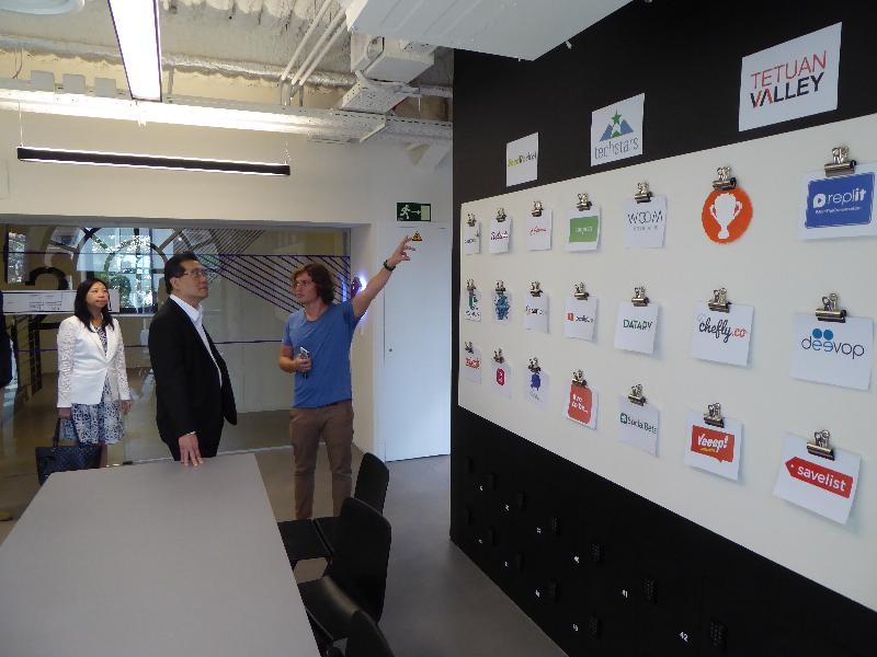 The Secretary for Commerce and Economic Development, Mr Gregory So (centre), visited Google Campus Madrid yesterday (September 7, Madrid time). 



