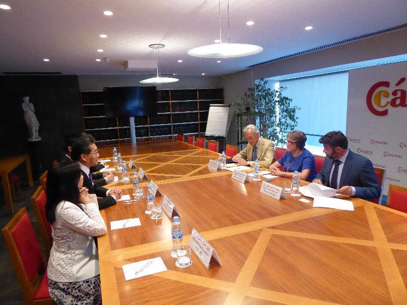 The Secretary for Commerce and Economic Development, Mr Gregory So (second left), met with the Director General of the Spanish Chamber of Commerce, Ms Inmaculada Riera (second right), in Madrid yesterday (September 7, Madrid time). 



