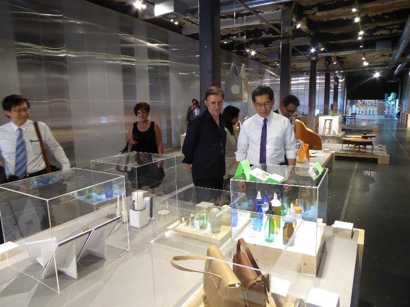 商務及經濟發展局局長蘇錦樑（右一）昨日（馬德里時間九月七日）參觀推廣馬德里藝術創作的現代藝術中心。