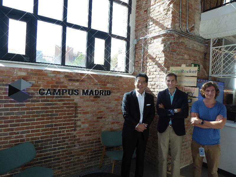 商务及经济发展局局长苏锦梁（左）昨日（马德里时间九月七日）参观马德里的Google Campus Madrid。