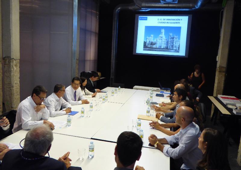 商务及经济发展局局长苏锦梁（左三）昨日（马德里时间九月七日）与马德里负责创新及推广的主要官员会面，并向他们介绍香港的初创企业生态环境，以及在主要创意产业领域的优势。