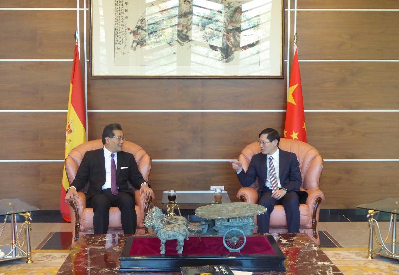 商務及經濟發展局局長蘇錦樑（左）昨日（馬德里時間九月七日）在馬德里與中國駐西班牙大使館代辦黃亞中會面。
