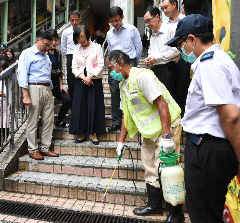 The Under Secretary for Food and Health, Professor Sophia Chan (third left), today (September 8) inspects the mosquito prevention and control work carried out by the Food and Environmental Hygiene Department (FEHD) in Central. Looking on are the Chairman of Central and Western District Council, Mr Yip Wing-shing (first left); the Controller of the Centre for Health Protection of the Department of Health, Dr Leung Ting-hung (fourth left) and the Pest Control Officer-in-charge of the FEHD, Mr Lee Ming-wai (top left).

