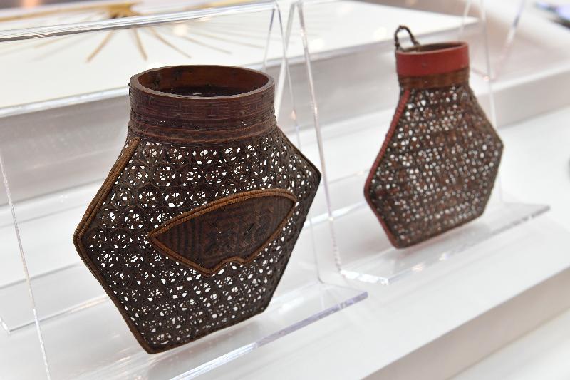 The exhibition "Living with Bamboo: Museum of Art is Here" is displaying hexagonal woven bamboo basket with fan-shaped panel from the Qing dynasty.