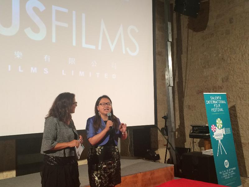 The Hong Kong Economic and Trade Office, Brussels (HKETO, Brussels) hosted a reception at the Salento International Film Festival in Tricase, Italy, yesterday (September 8, Tricase time). Photo shows the Deputy Representative of HKETO, Brussels, Miss Alice Choi, addressing the audience at the reception.