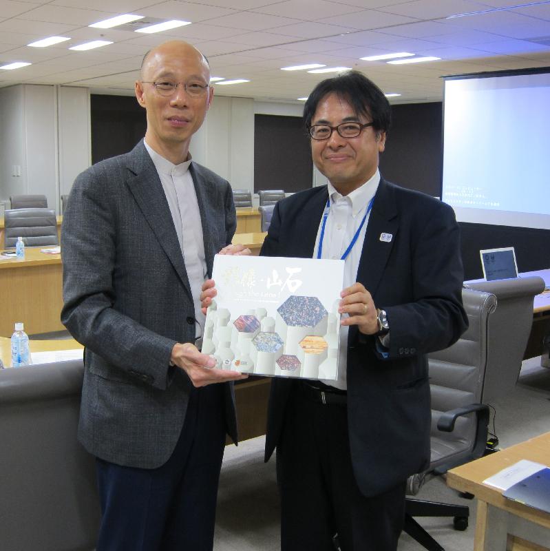 环境局局长黄锦星（左）今日（九月十二日）在东京与东京都政府外务长水越英明（右）会晤。