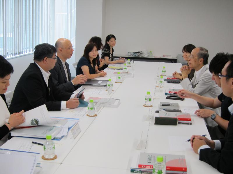 The Secretary for the Environment, Mr Wong Kam-sing (third left), meets with the President of the Institute for Building Environment and Energy Conservation, Dr Shuzo Murakami (third right), in Tokyo today (September 12) to understand the latest measures to enhance energy efficiency of buildings in Japan and exchange views on strategies to promote green buildings and energy saving.