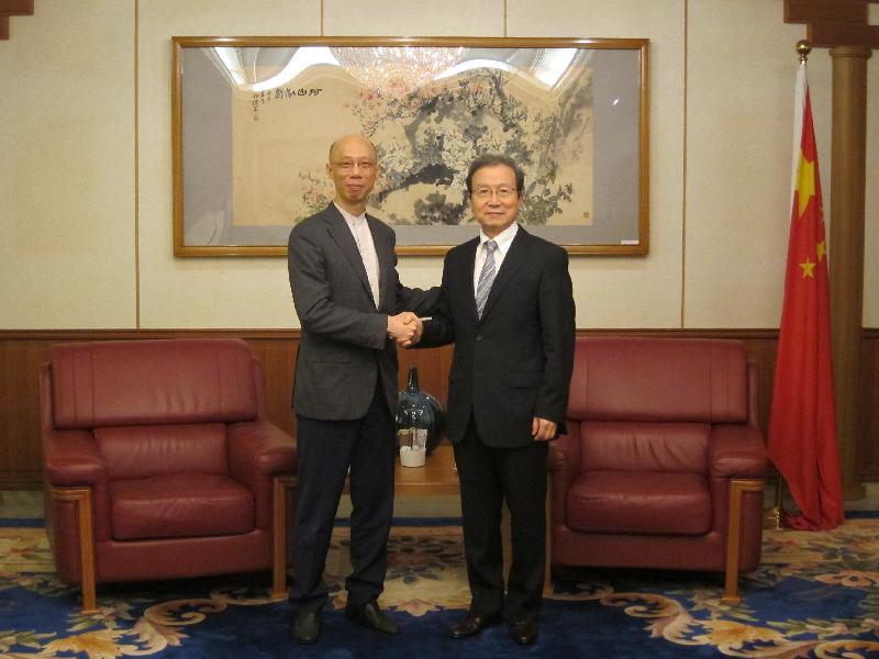 The Secretary for the Environment, Mr Wong Kam-sing (left), pays a courtesy call to the Chinese Ambassador to Japan, Mr Cheng Yonghua (right), in Tokyo today (September 12).