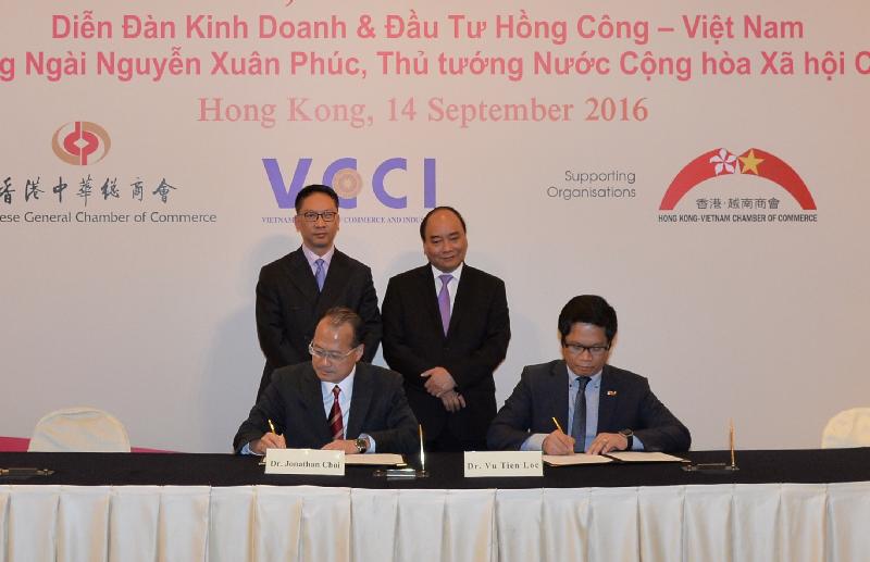 The Acting Chief Executive, Mr Rimsky Yuen, SC, attended the Hong Kong - Vietnam Business and Investment Forum today (September 14). Photo shows Mr Yuen (back left) and the Prime Minister of Vietnam, Mr Nguyen Xuan Phuc (back right), witnessing the signing of a memorandum of understanding on co-operation by the Permanent Honorary President of the Chinese General Chamber of Commerce, Dr Jonathan Choi (front left), and the Chairman of the Vietnam Chamber of Commerce and Industry, Dr Vu Tien Loc (front right).