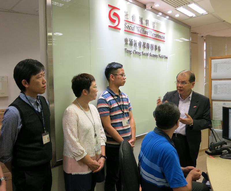 The Secretary for Labour and Welfare, Mr Matthew Cheung Kin-chung, visited Central and Western/Islands Social Security Field Unit and Tung Chung Social Security Field Unit of the Social Welfare Department this afternoon (September 14). Photo shows Mr Cheung (first right) talking to frontline staff of Tung Chung Social Security Field Unit to learn more about their daily work and the latest Comprehensive Social Security Assistance caseload and trend. 