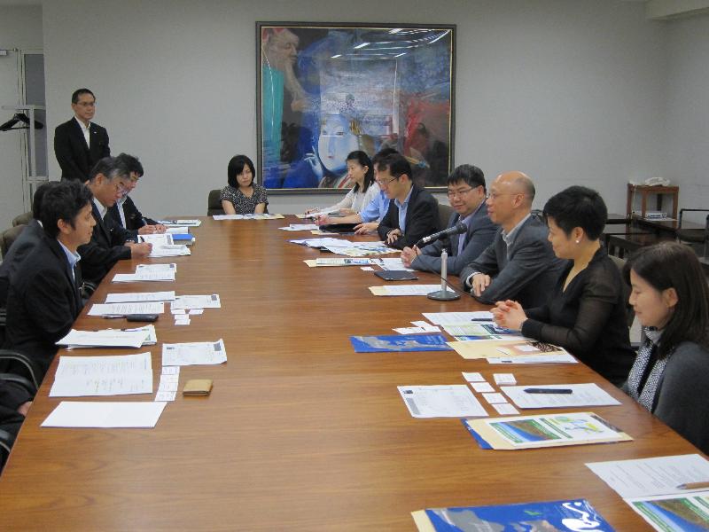 The Secretary for the Environment, Mr Wong Kam-sing (third right), today (September 14) meets with officials of the Ishikawa Prefectural Government of Japan to receive a briefing on the Satoyama Initiative, which was jointly initiated by the Ministry of the Environment of Japan and the United Nations University Institute of Advanced Studies.