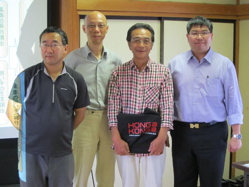 The Secretary for the Environment, Mr Wong Kam-sing, today (September 14) visited Kanakura School to see the development and promotion of eco-tourism there. Photo shows Mr Wong (second left) and the Director of Agriculture, Fisheries and Conservation, Dr Leung Siu-fai (first right) with the representatives of Kanakura School after receiving a briefing from them.