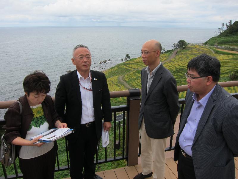 The Secretary for the Environment, Mr Wong Kam-sing (second right), today (September 14) visits Shiroyone Senmaida on the Noto Peninsula.