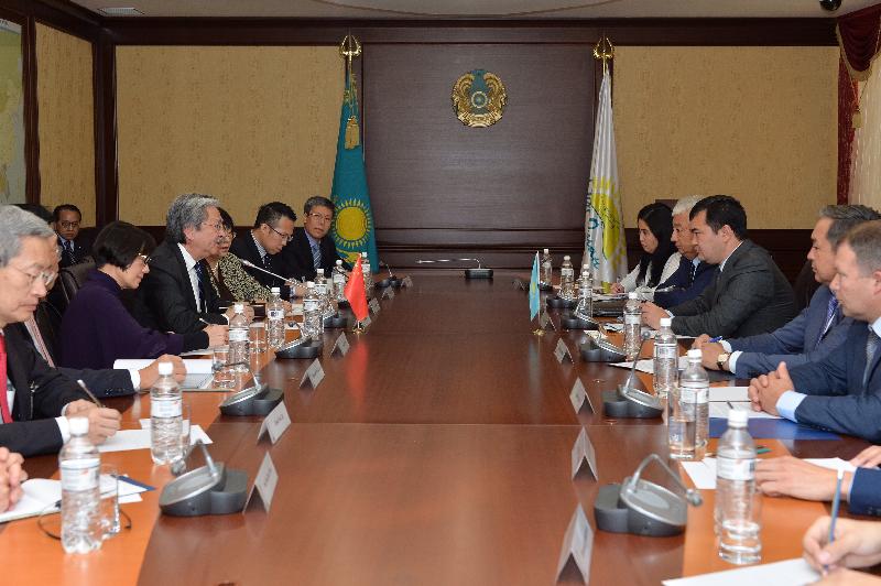 財政司司長曾俊華（左四）今日（九月十四日）在哈薩克斯坦阿斯塔納與哈薩克斯坦投資發展部部長熱尼斯‧卡蘇梅克（右三）會面。
