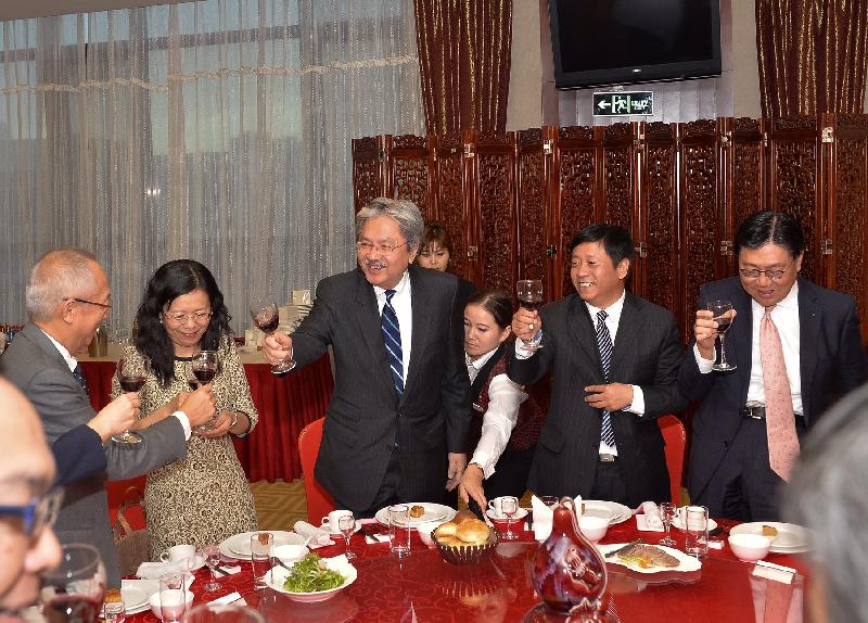 財政司司長曾俊華（中）與所率領的商貿代表團今日（九月十四日）在哈薩克斯坦阿斯塔納出席由中國駐哈薩克斯坦共和國大使張漢暉（右二）宴請的晚宴。