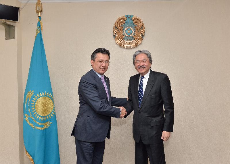 財政司司長曾俊華（右）今日（九月十四日）在哈薩克斯坦阿斯塔納與哈薩克斯坦財政部部長巴赫特‧蘇丹諾夫（左）會面。