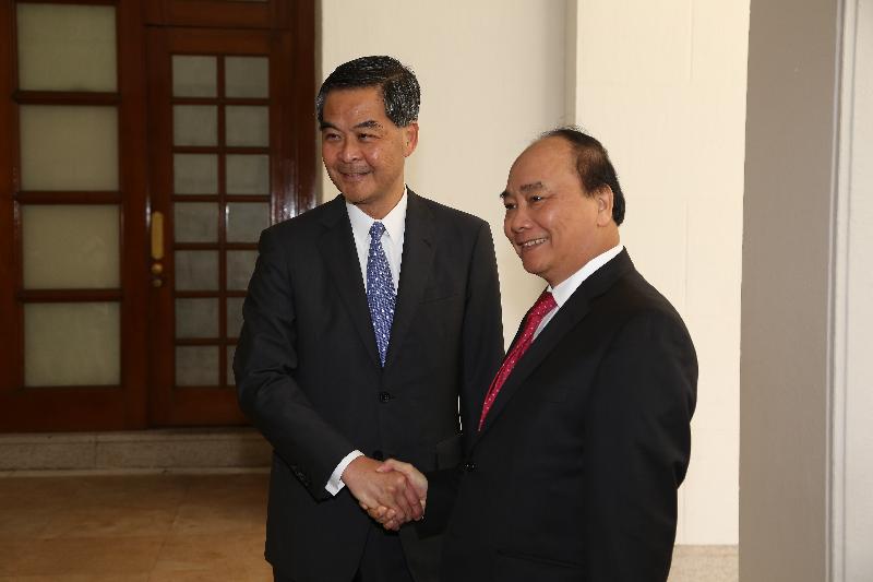 行政长官梁振英（左）今日（九月十五日）在礼宾府与访港的越南总理阮春福会面。