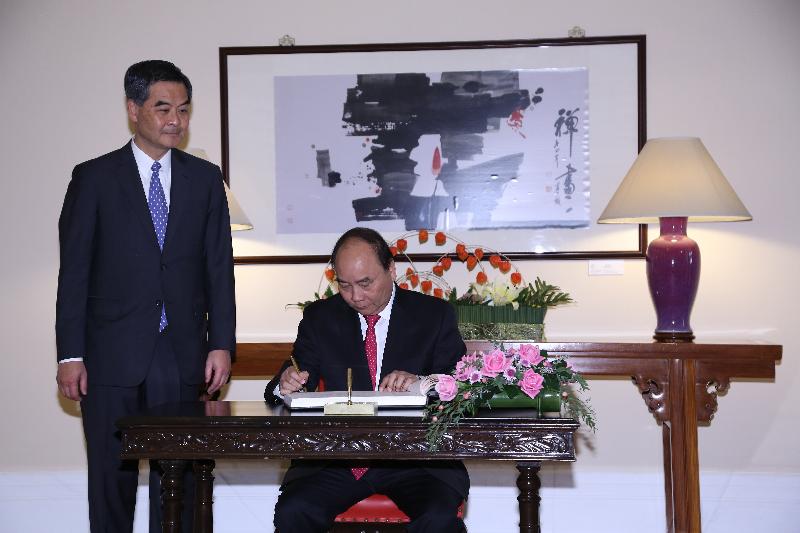 行政長官梁振英（左）今日（九月十五日）在禮賓府與訪港的越南總理阮春福會面。圖示阮春福在禮賓府的貴賓冊上簽名留念。