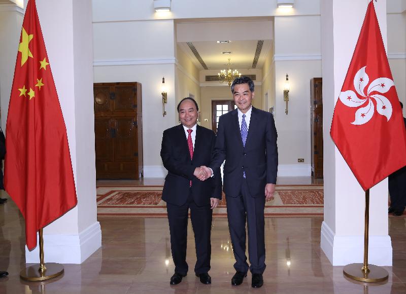The Chief Executive, Mr C Y Leung (right), meets the visiting Prime Minister of Vietnam, Mr Nguyen Xuan Phuc, at Government House today (September 15).