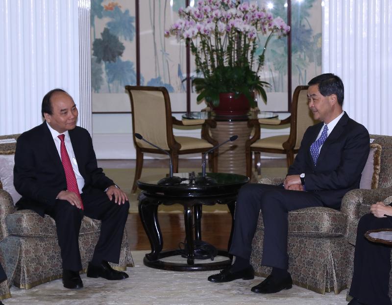 The Chief Executive, Mr C Y Leung (right), meets the visiting Prime Minister of Vietnam, Mr Nguyen Xuan Phuc, at Government House today (September 15) to exchange views on issues of mutual concern. 