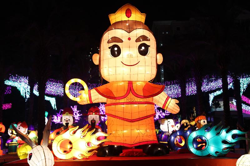 The Urban Mid-Autumn Lantern Carnival is being held at Victoria Park tonight (September 15). Decorated with dazzling lanterns, the showground is filled with festive joy. Among the attractions are the spectacular lanterns which have been displayed at the Taiwan Lantern Carnival 2016.