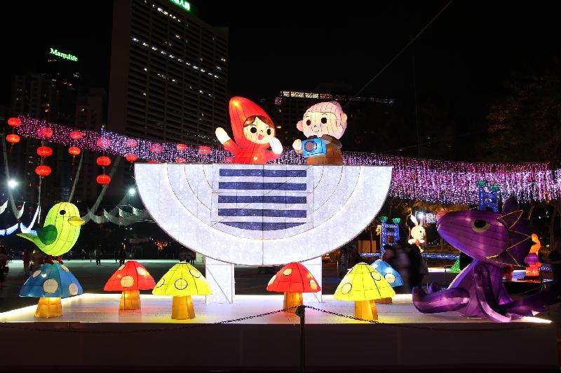市區中秋綵燈會今日（九月十五日）晚上在維多利亞公園舉行，多組耀目的大型綵燈為會場增添節慶色彩，當中的「童話人物遊香江」綵燈組以童話故事角色穿梭於香港的獨特地標為主題。