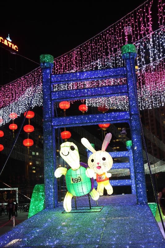 市区中秋彩灯会今日（九月十五日）晚上在维多利亚公园举行，多组耀目的大型彩灯为会场增添节庆色彩，当中的「童话人物游香江」彩灯组以童话故事角色穿梭于香港的独特地标为主题。