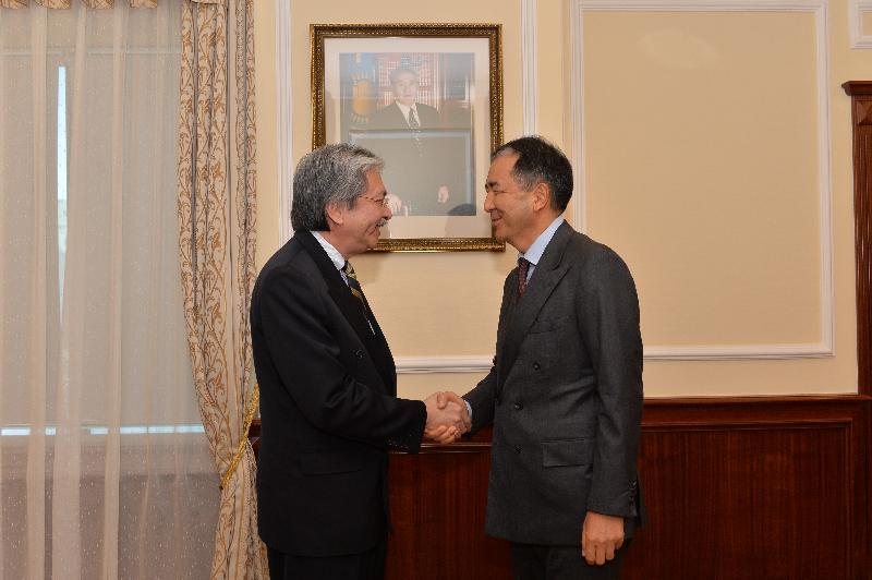 財政司司長曾俊華（左）今日（九月十五日）在哈薩克斯坦阿斯塔納會晤哈薩克斯坦總理薩金塔耶夫（右）。