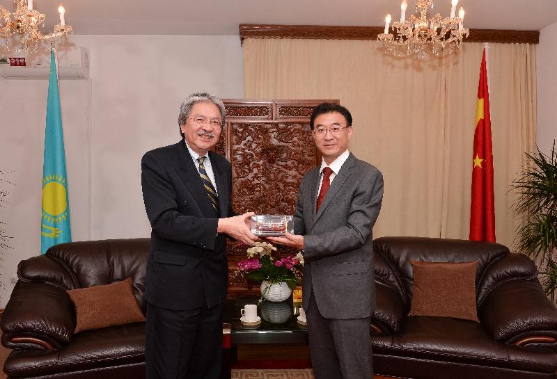 財政司司長曾俊華（左）今日（九月十五日）在哈薩克斯坦阿拉木圖會晤中國駐阿拉木圖總領事張偉（右）。
