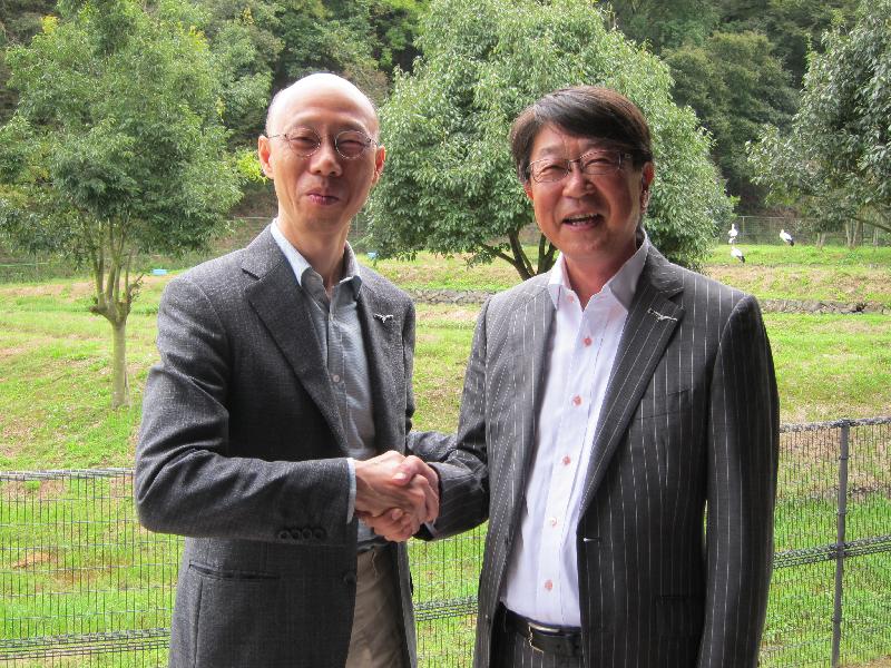 环境局局长黄锦星（左）今日（九月十六日）到访日本丰冈市东方白鹳文化馆，听取丰冈市市长中贝宗治（右）介绍保育东方白鹳和其他自然生态的可持续发展措施。