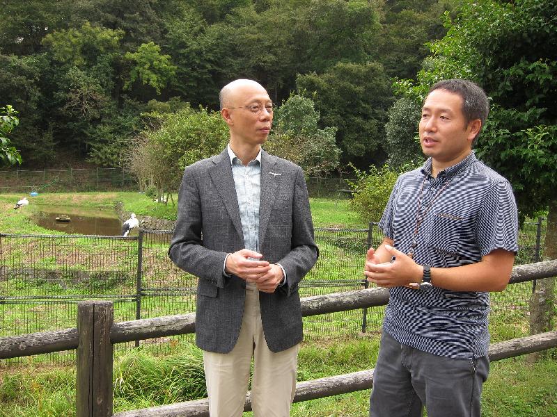 環境局局長黃錦星（左）今日（九月十六日）聽取東方白鸛文化館工作人員介紹該市保育東方白鸛和其他自然生態的可持續發展措施。