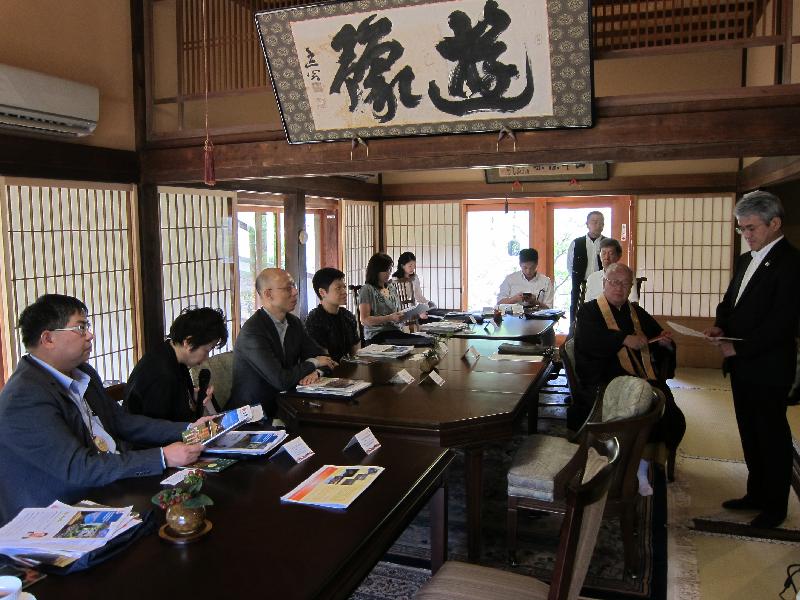 The Secretary for the Environment, Mr Wong Kam-sing (third left), was briefed by officials of the Hyogo Prefectural Government yesterday (September 15) on the Hokusetsu Satoyama College, during which he learned more about the conservation and management of Hokusetsu Satoyama.