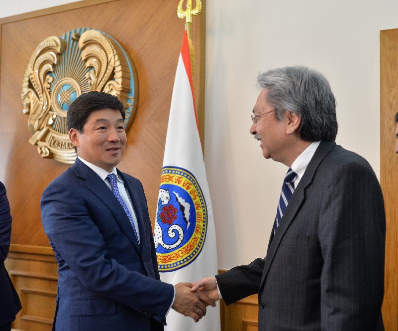 财政司司长曾俊华（右）今日（九月十六日）在哈萨克斯坦阿拉木图与阿拉木图市市长包尔詹•拜别克会面。